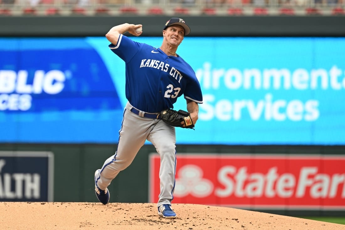 4 يوليو 2023 ؛ مينيابوليس ، مينيسوتا ، الولايات المتحدة الأمريكية ؛ رمي Kansas City Royals ابتداءً من الرامي Zack Greinke (23) أرضًا ضد Minnesota Twins خلال الشوط الأول في Target Field.
