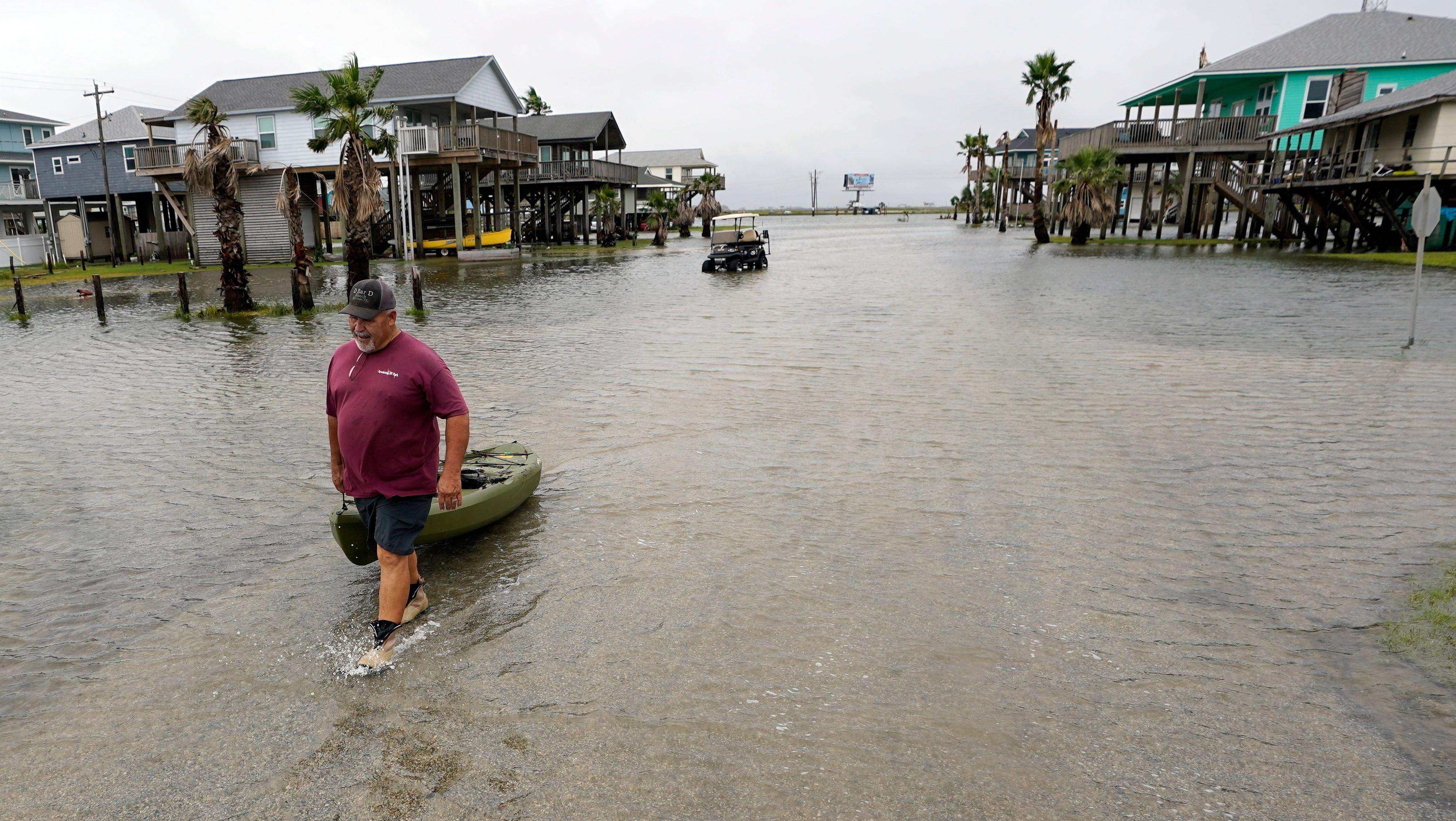 بوبا فيرجسون تسحب قاربًا عبر شارع غمرته المياه في أعقاب إعصار نيكولاس في سبتمبر.  14 ، 2021 ، في سان لويس باس ، تكساس.