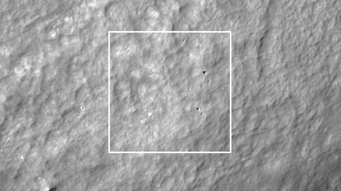 منظر لموقع التحطم المشتبه به ، مع حطام متناثر عبر سطح القمر.