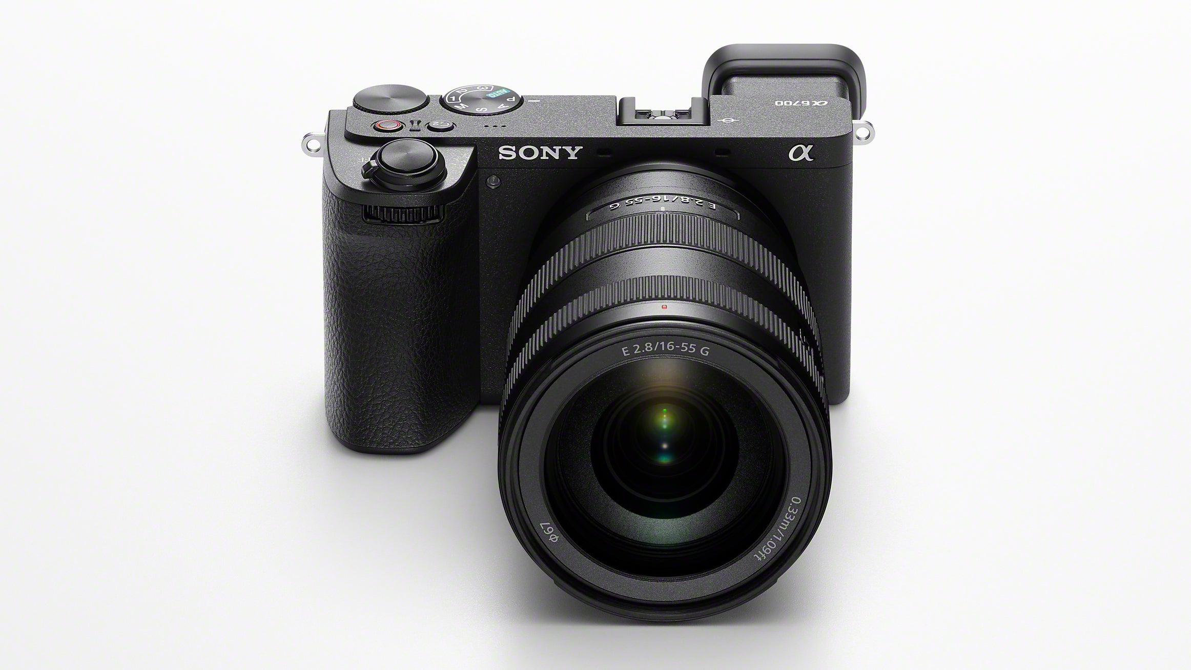 كاميرا سوني A6700 الرقمية على خلفية بيضاء.