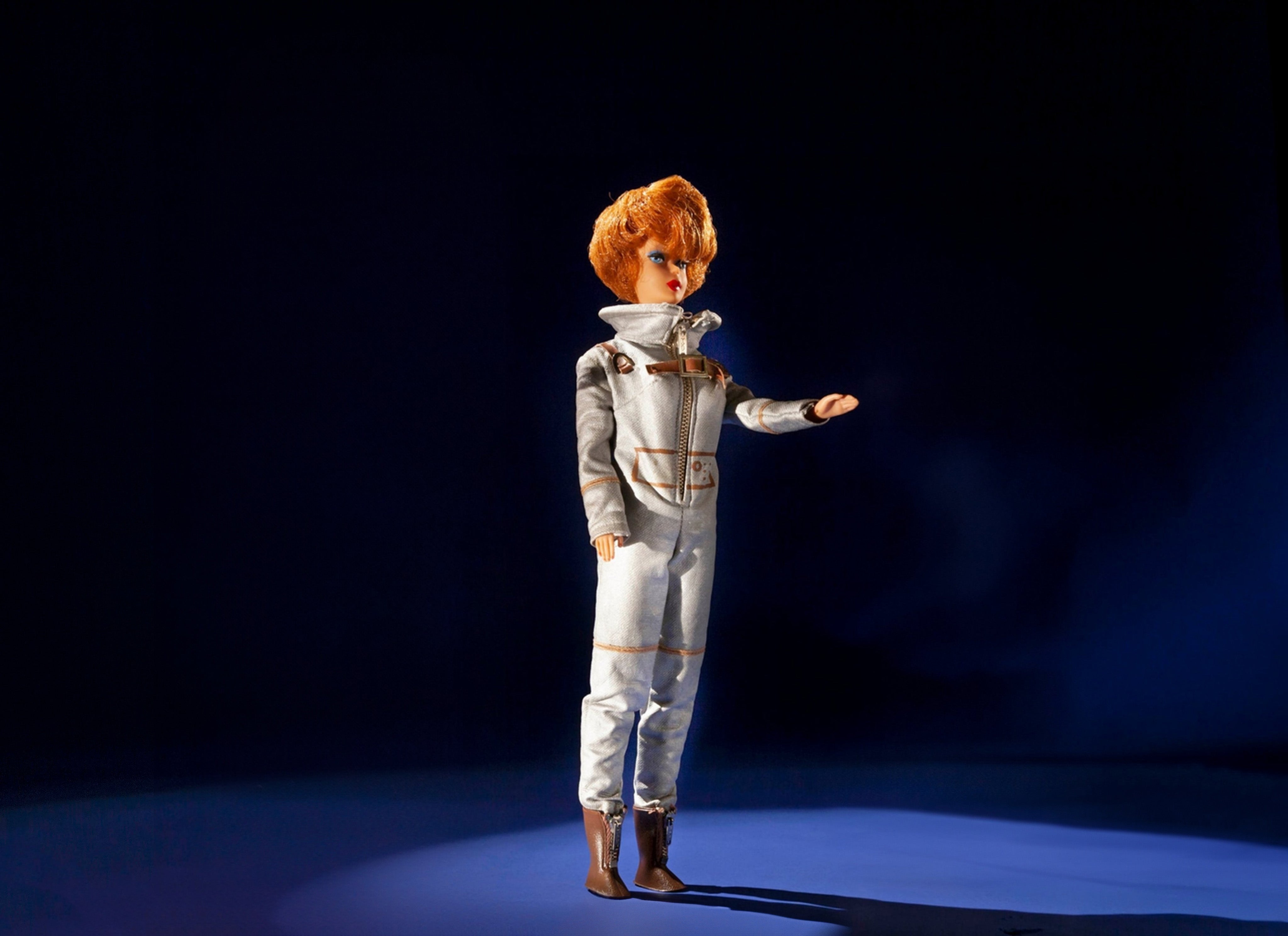 دمية باربي ترتدي زي ملكة جمال رائد الفضاء.