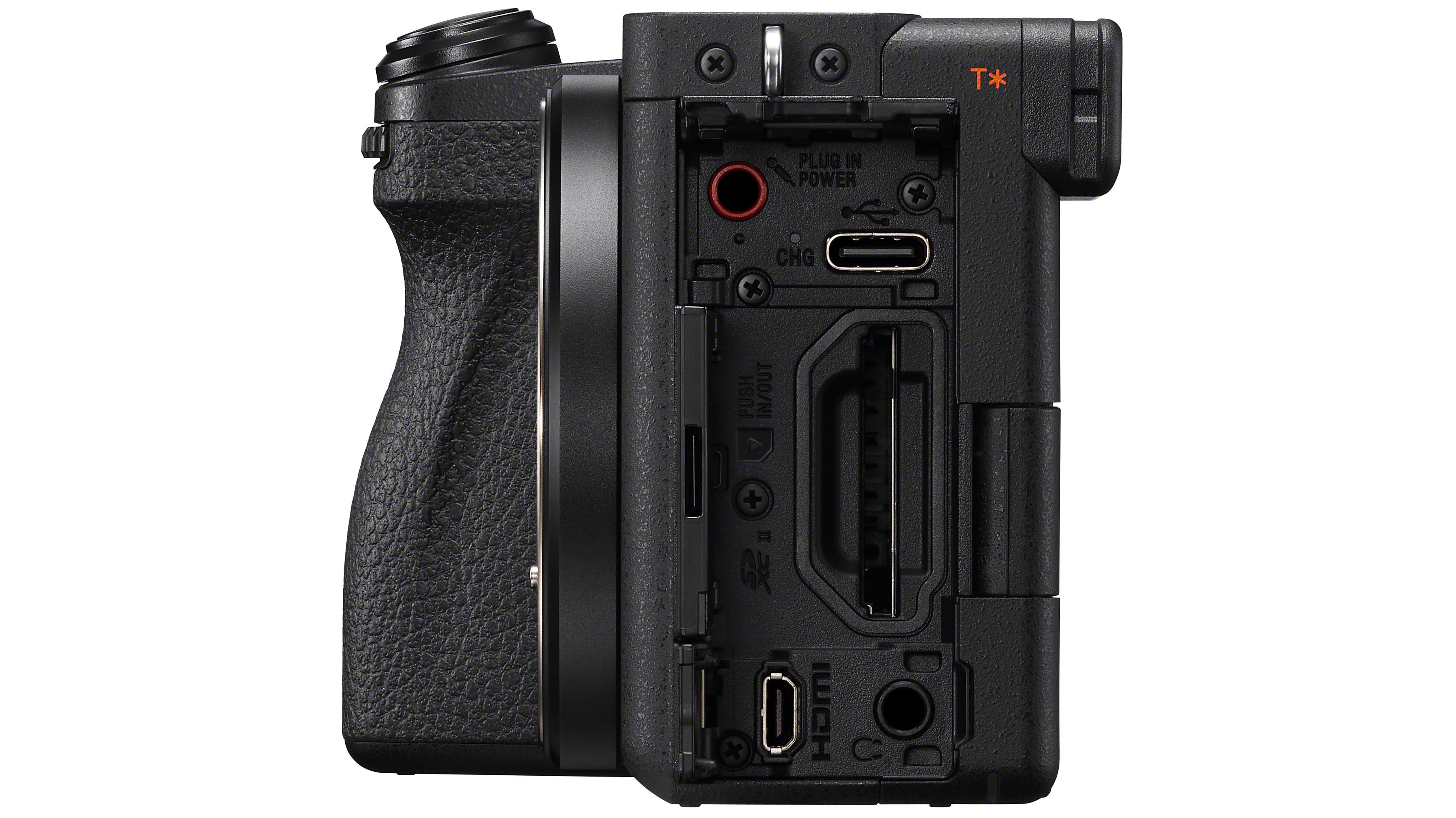 لقطة جانبية للكاميرا الرقمية Sony A6700 تظهر فتحة بطاقة SD التي تم تغيير موضعها.