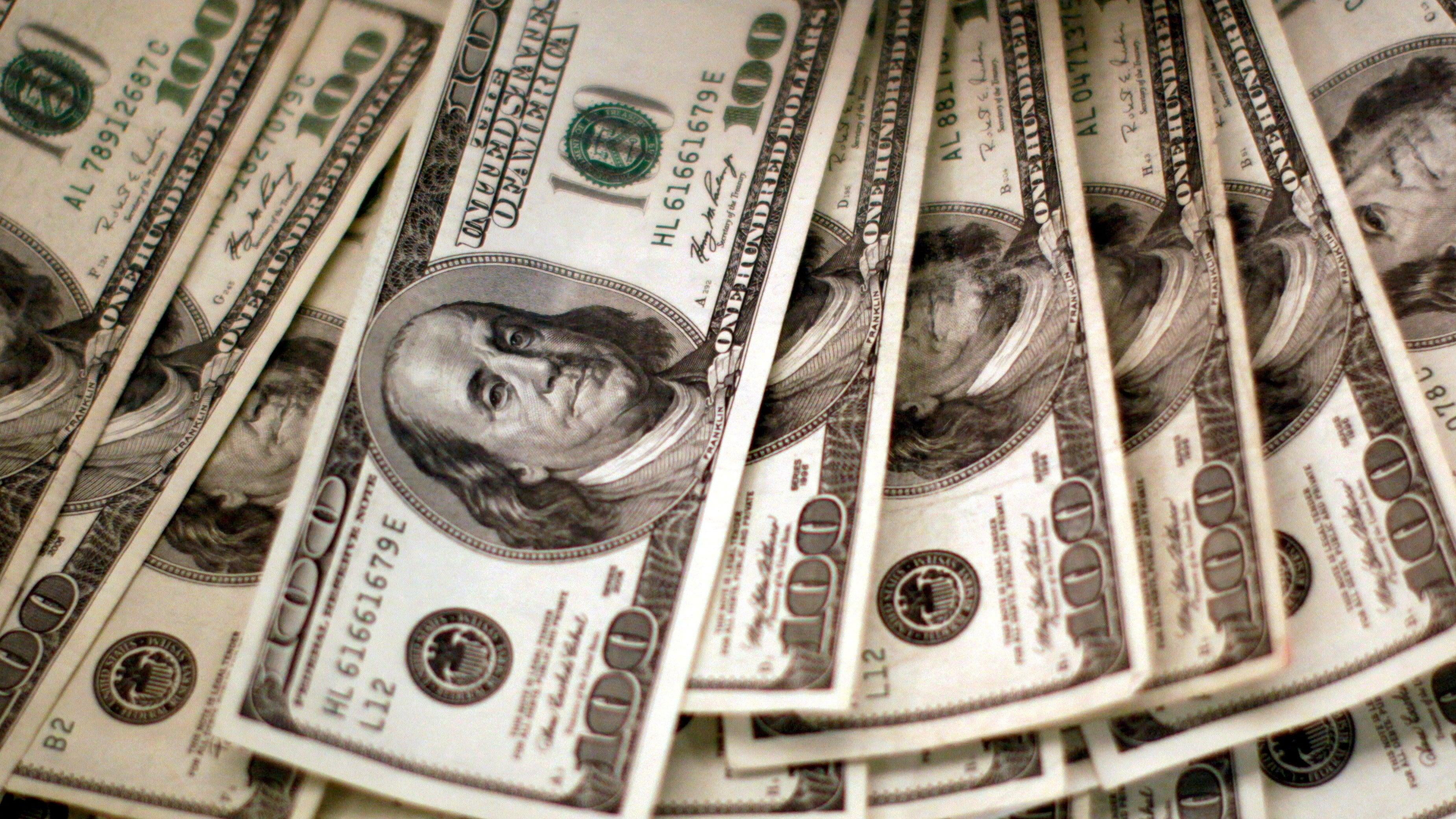 Dolar AS dihitung oleh seorang bankir yang menghitung mata uang di sebuah bank di Westminster, Colorado pada 3 November 2009.