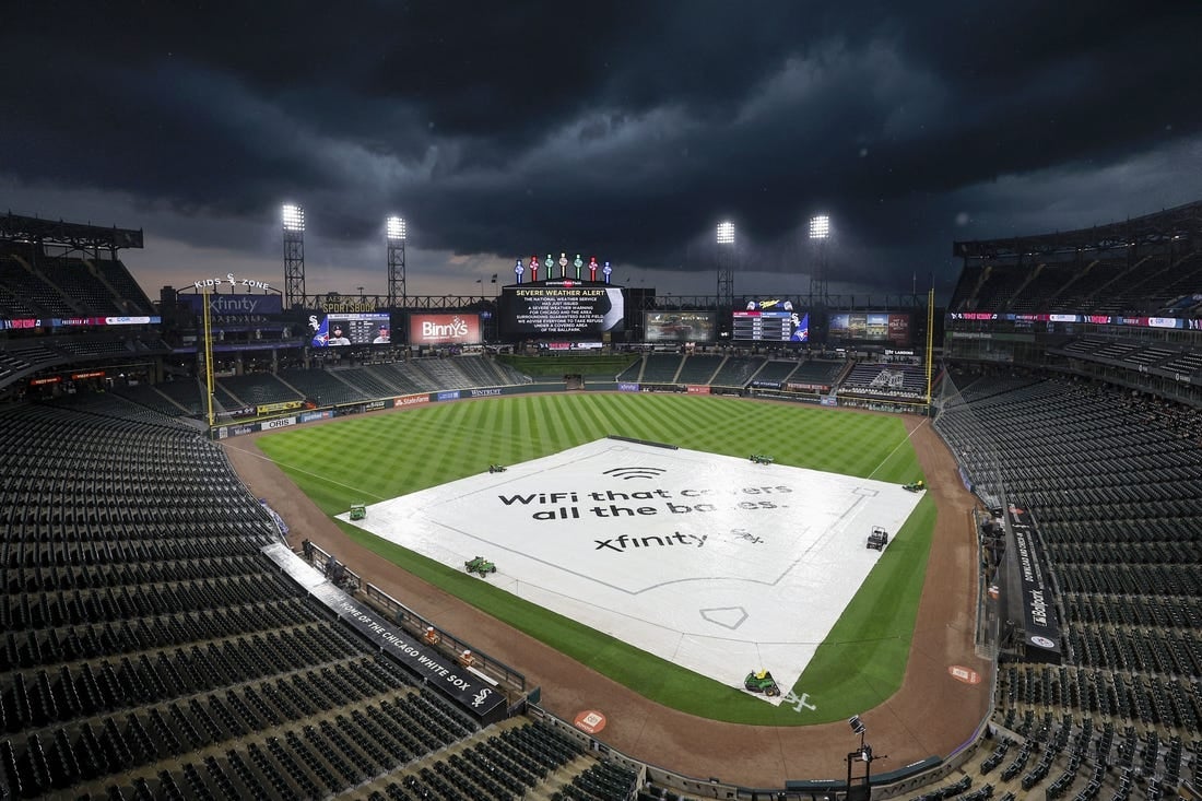 5 يوليو 2023 ؛  شيكاغو ، إلينوي ، الولايات المتحدة الأمريكية ؛  يغطي قماش القنب أرض الملعب أثناء تأخير هطول الأمطار قبل مباراة بين شيكاغو وايت سوكس وتورنتو بلو جايز في حقل معدل مضمون.