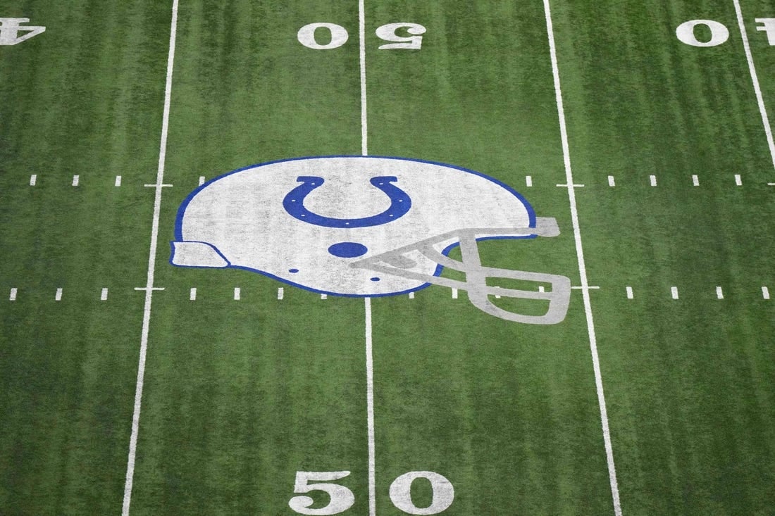 3 مارس 2023 ؛  إنديانابوليس ، إنديانا ، الولايات المتحدة الأمريكية ؛  شعار خوذة Indianapolis Colts في وسط الملعب في استاد لوكاس أويل.