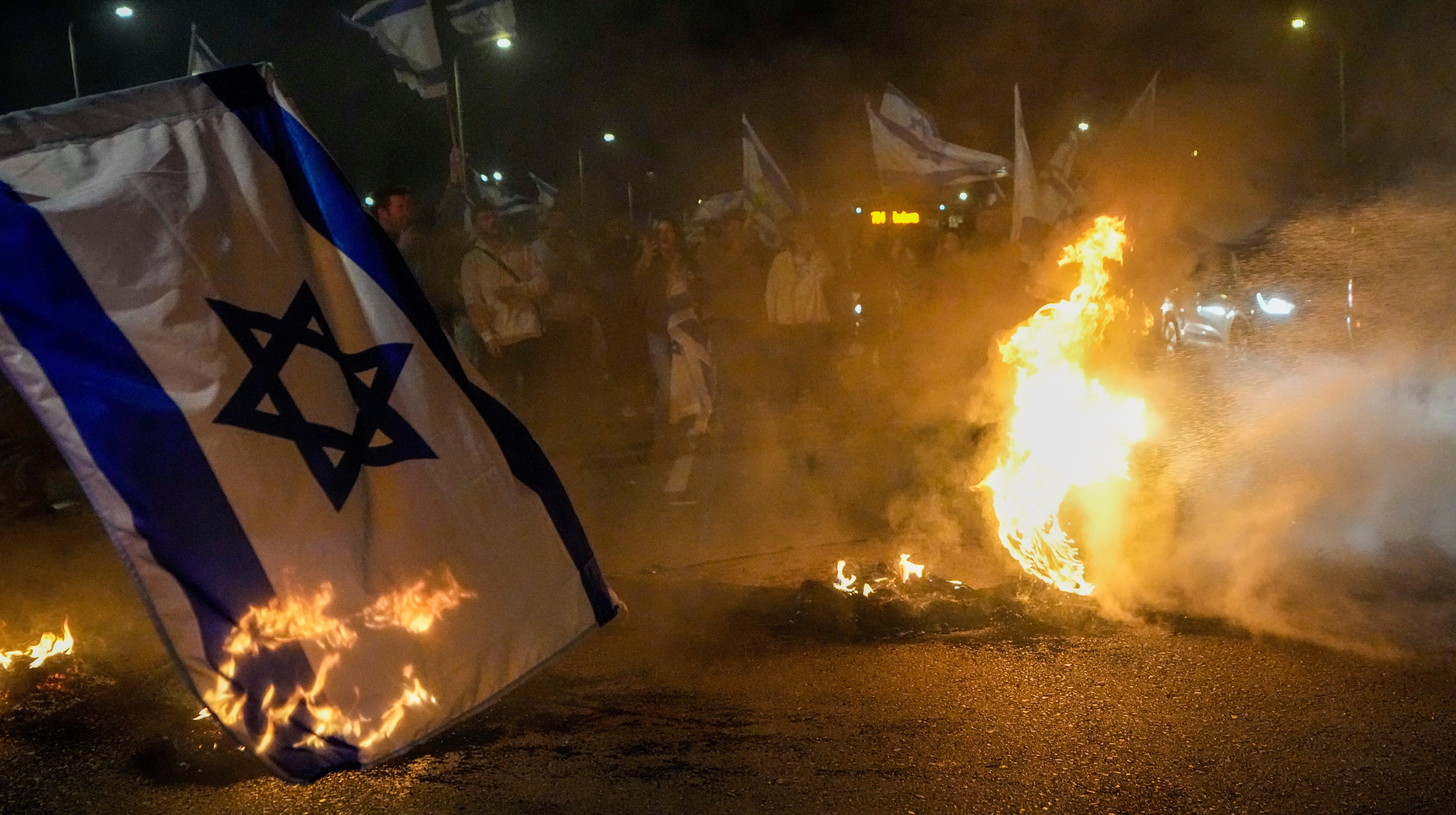 خرج المتظاهرون المناهضون للحكومة إلى الشوارع في بيت يناي بإسرائيل لمعارضة خطة رئيس الوزراء بنيامين نتنياهو للإصلاح القضائي.