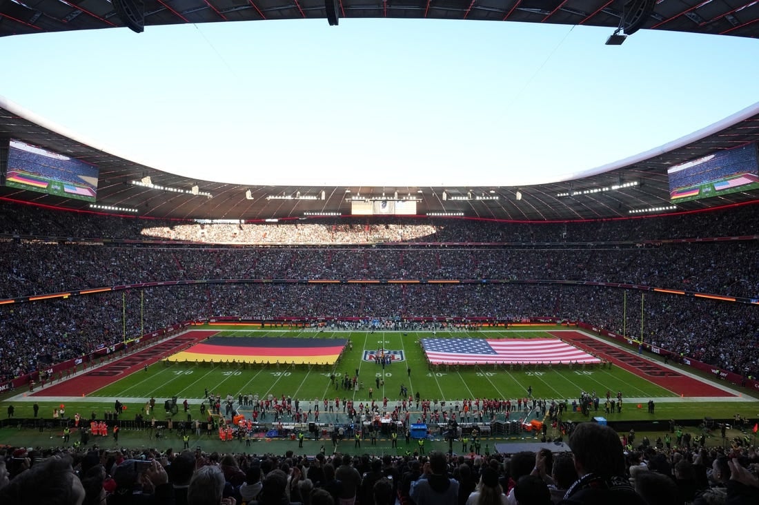 13 نوفمبر 2022 ؛  ميونخ المانيا؛  نظرة عامة عامة على الأعلام الألمانية والأمريكية في الملعب أثناء عزف النشيد الوطني قبل مباراة في دوري كرة القدم الأمريكية بين فريق تامبا باي بوكانيرز وسياتل سي هوكس في أليانز أرينا.