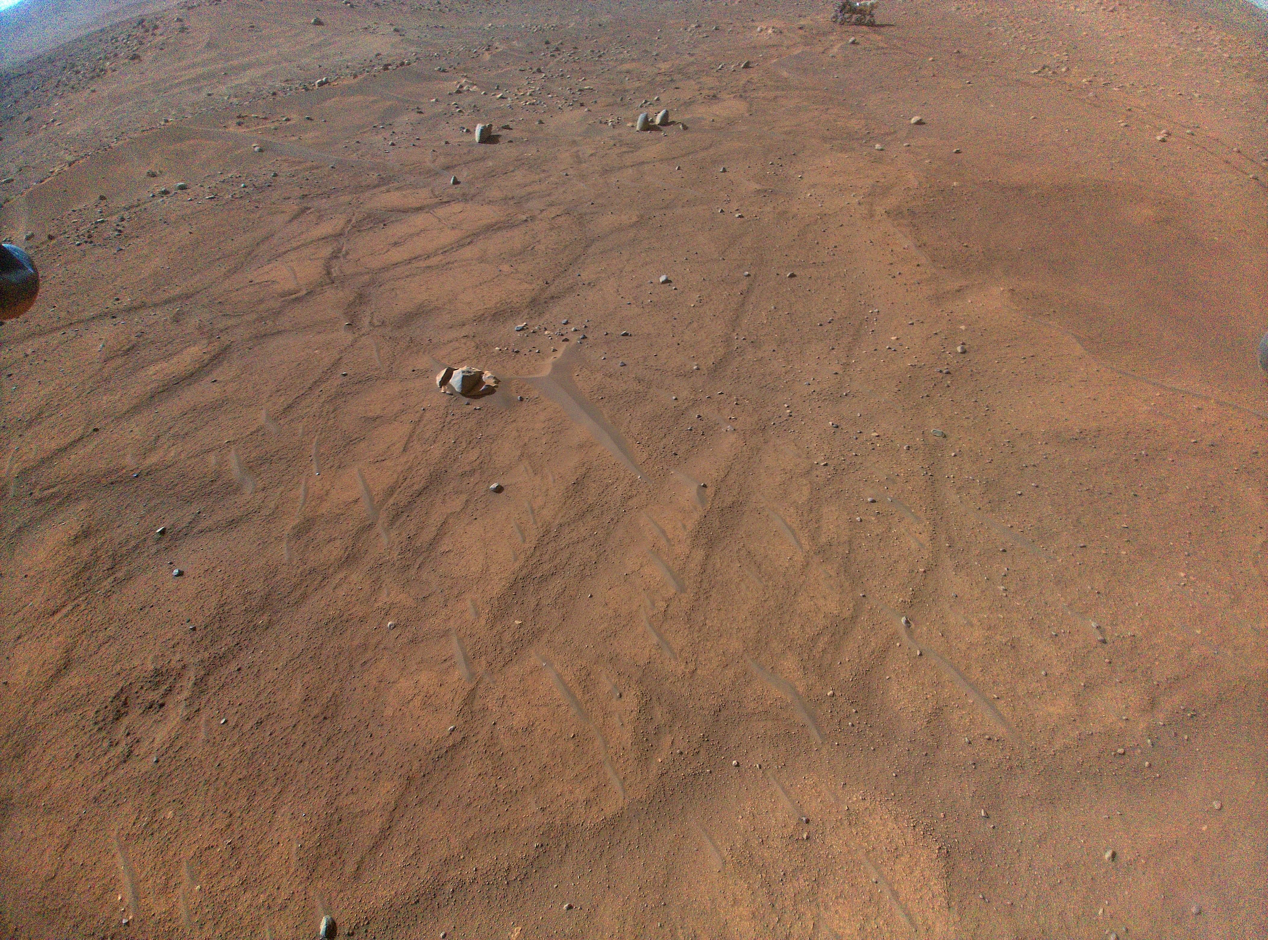 Der Rover Perseverance ist oben auf diesem Bild zu sehen, das vom Hubschrauber Ingenuity 54 während seines 54. Flugs aufgenommen wurde.