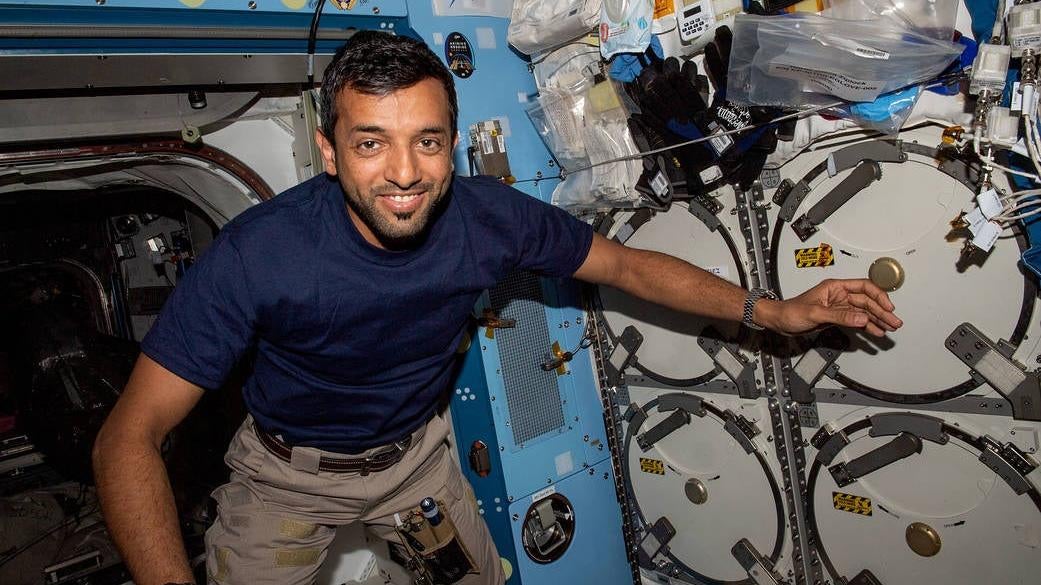 El ingeniero de vuelo de la Expedición 68, Sultan Al Neyadi, dentro del módulo del laboratorio Kibo durante su primera semana a bordo de la Estación Espacial Internacional.