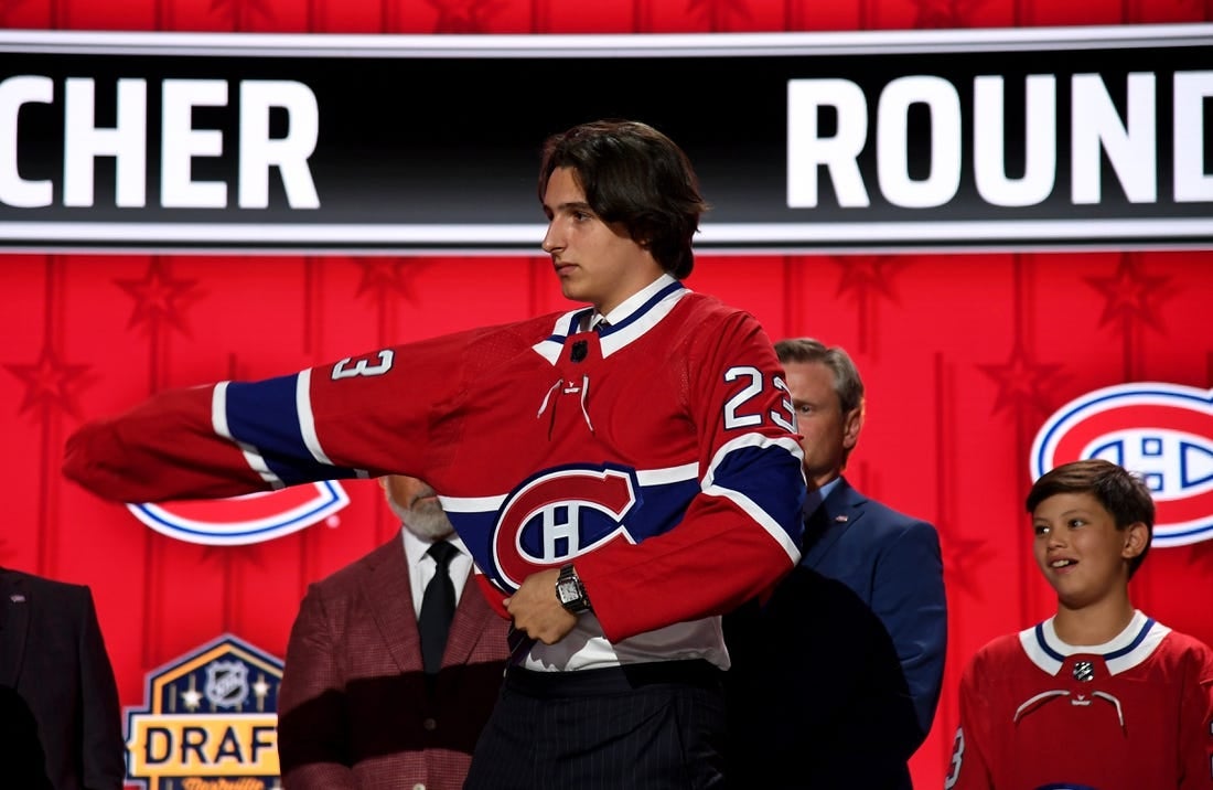 28 يونيو 2023 ؛  ناشفيل ، تينيسي ، الولايات المتحدة الأمريكية ؛  اختيار مونتريال كنديانز يرتدي ديفيد راينباتشر سترته بعد اختياره مع الاختيار الخامس في الجولة الأولى من 2023 NHL Draft في Bridgestone Arena.