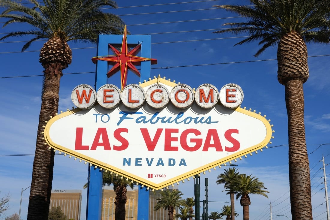 4 ديسمبر 2022 ؛  الجنة ، نيفادا ، الولايات المتحدة الأمريكية ؛  علامة مرحبًا بك في Fabulous Las Vegas على قطاع لاس فيغاس.