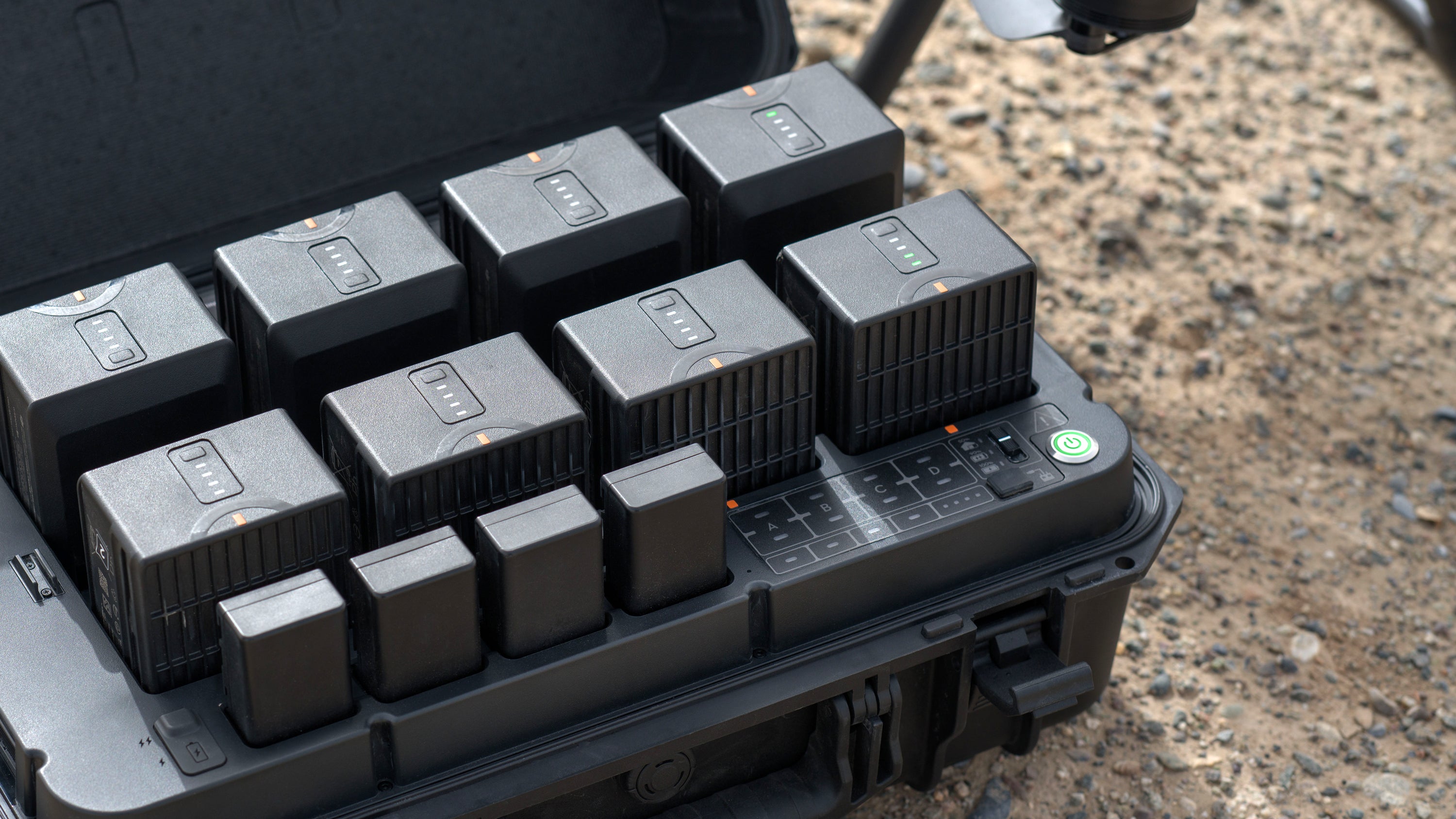 تقوم محطة البطارية الذكية DJI BS65 بشحن العديد من بطاريات الطائرات بدون طيار في نفس الوقت.