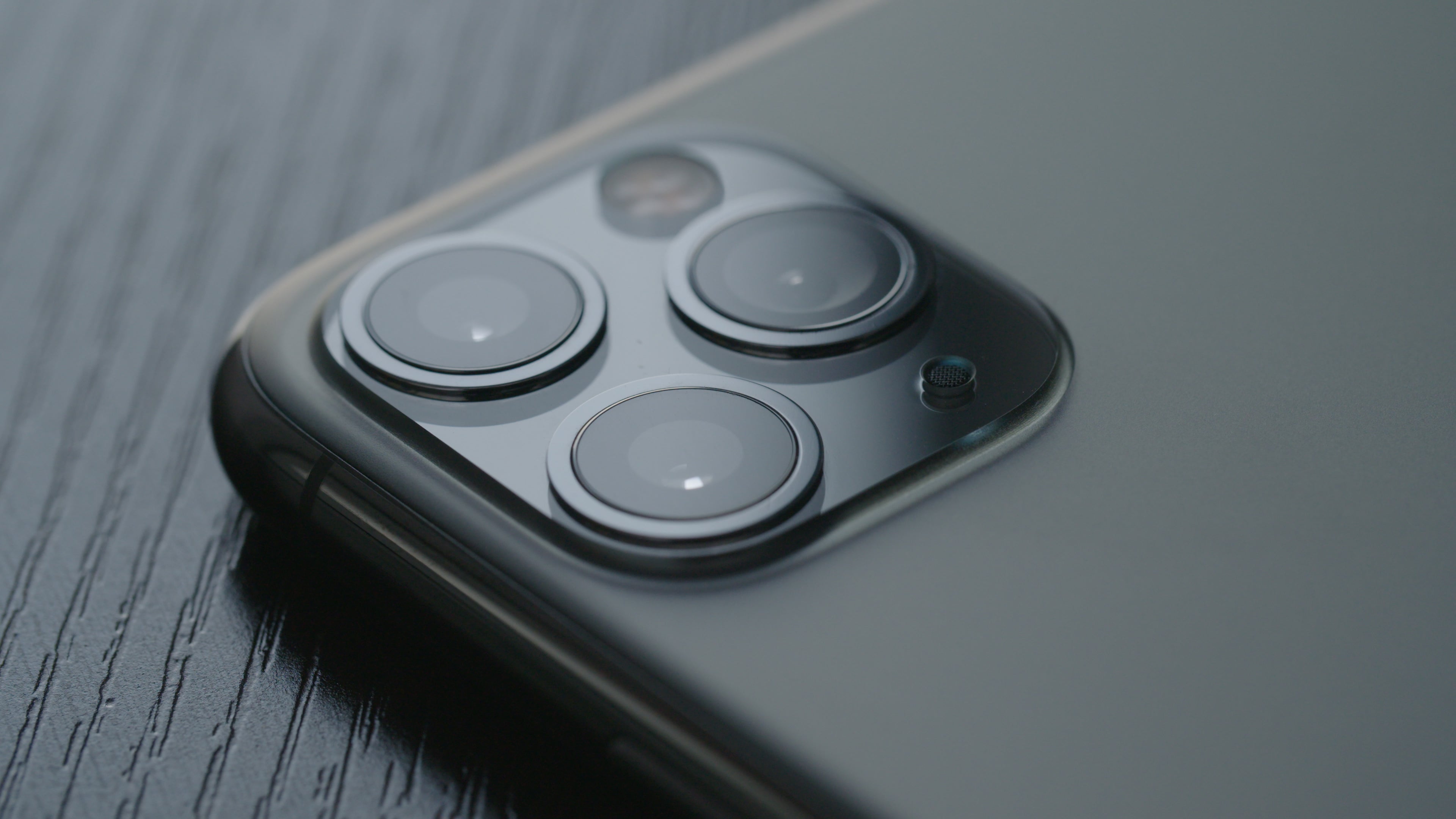 لقطة مقرّبة لمجموعة عدسات كاميرا iPhone 11 Pro.