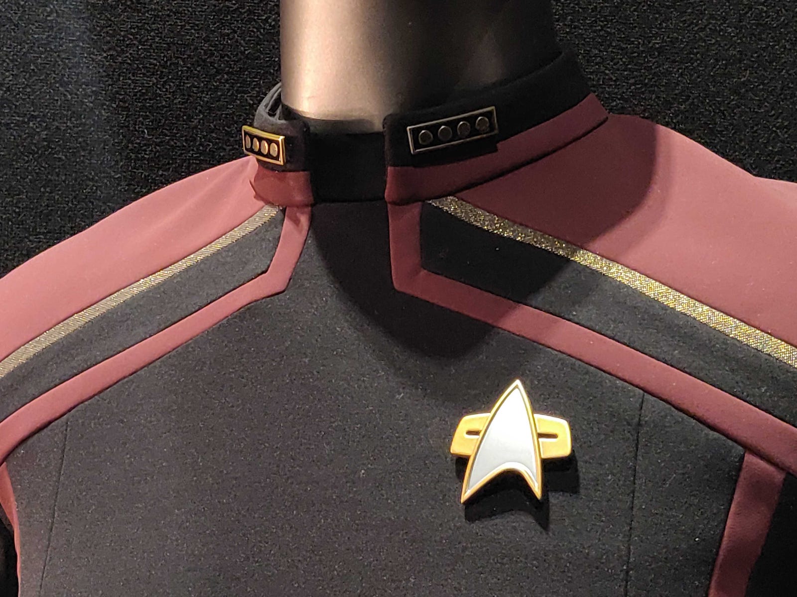 Star Trek Picard Close Look At New Starfleet Admiral Uniform