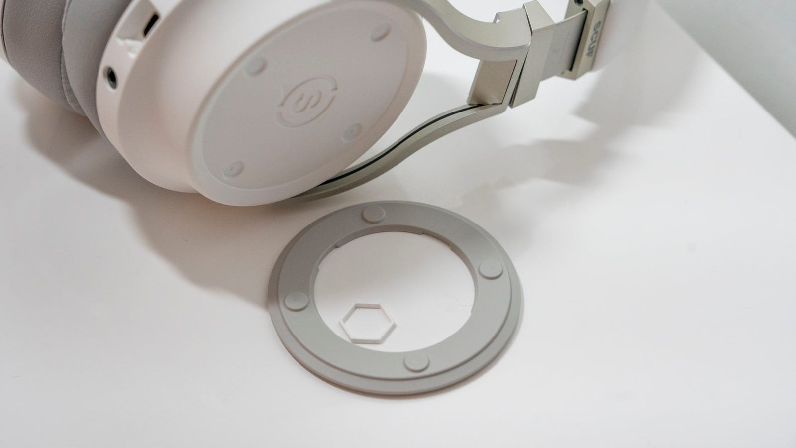 Illustration for article titled The Best Game Controller Maker Is Making Gaming Headsets Now, Too