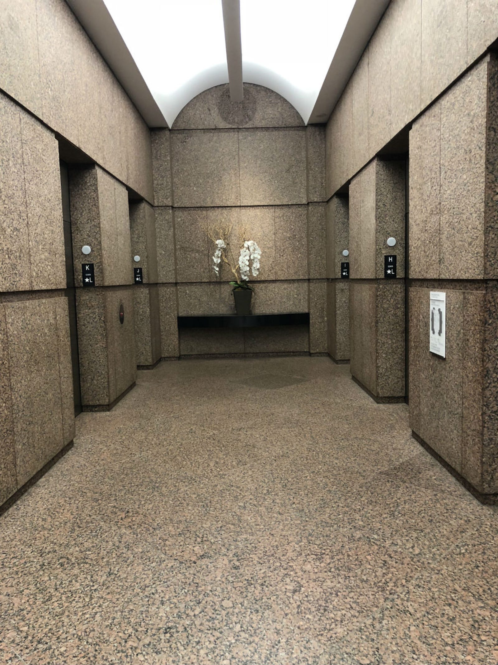 Die Hard Building Tour Nakatomi Plaza 30 Years Later 2,529,269 likes · 665 talking about this. die hard building tour nakatomi plaza