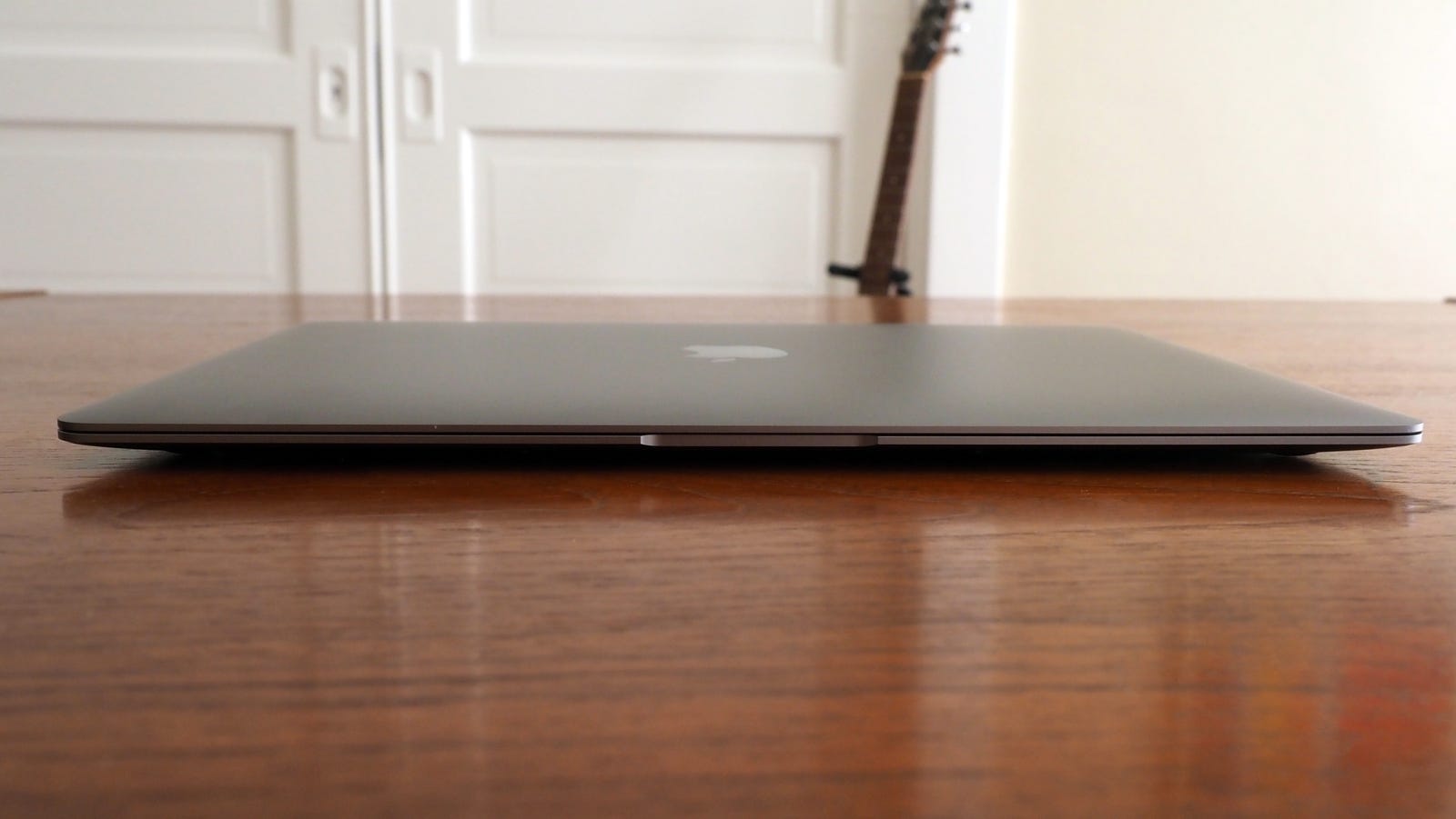 There’s no fan in here, but surprisingly, this MacBook stays cool to the touch.