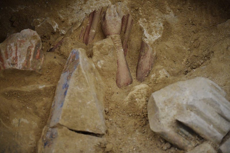 Encuentran un sarcófago con forma humana en Notre-Dame