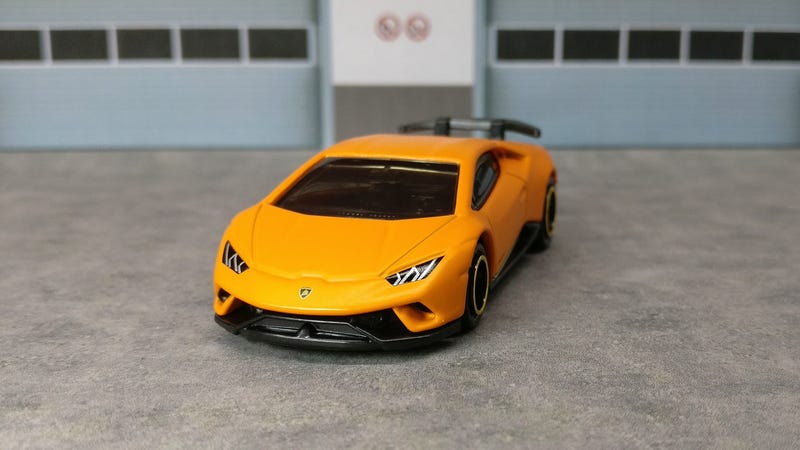 tomica huracan performante