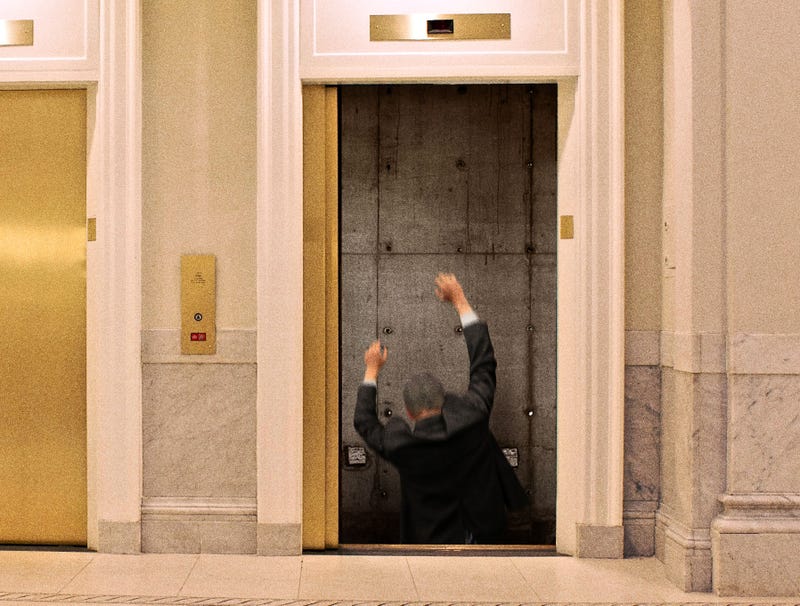 Mitch Mcconnell Dodges Reporter S Question By Quickly Stepping Into Empty Elevator Shaft