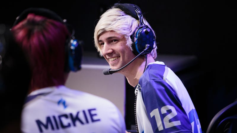 xQc wearing his Dallas Fuel jersey.