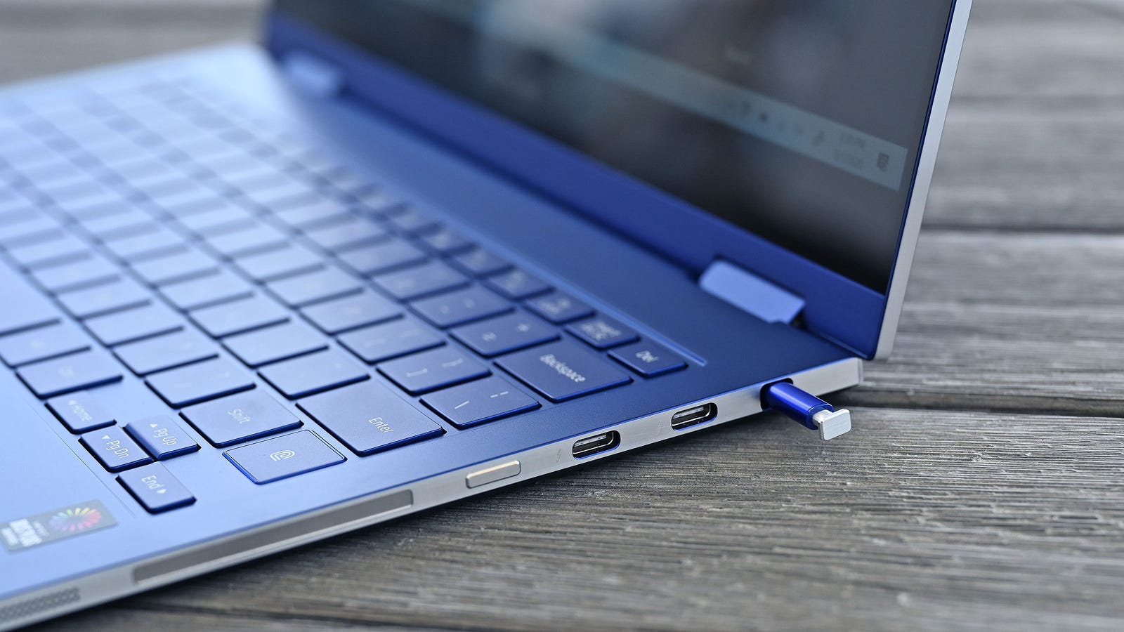 Click through for more close ups of the Galaxy Book Flex. 