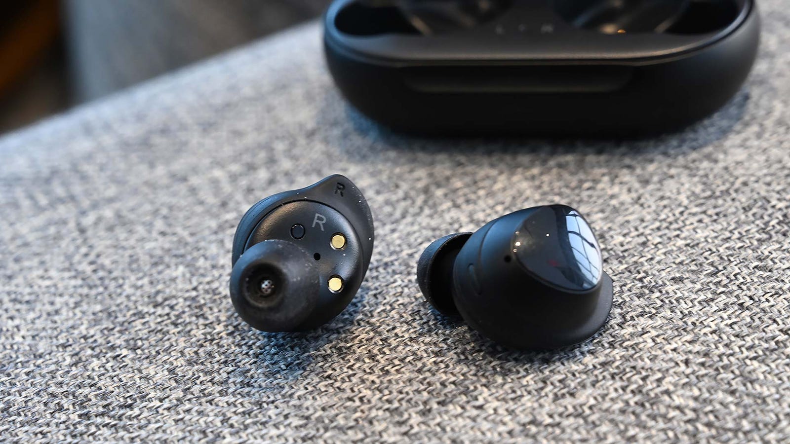 Что лучше galaxy buds или airpods