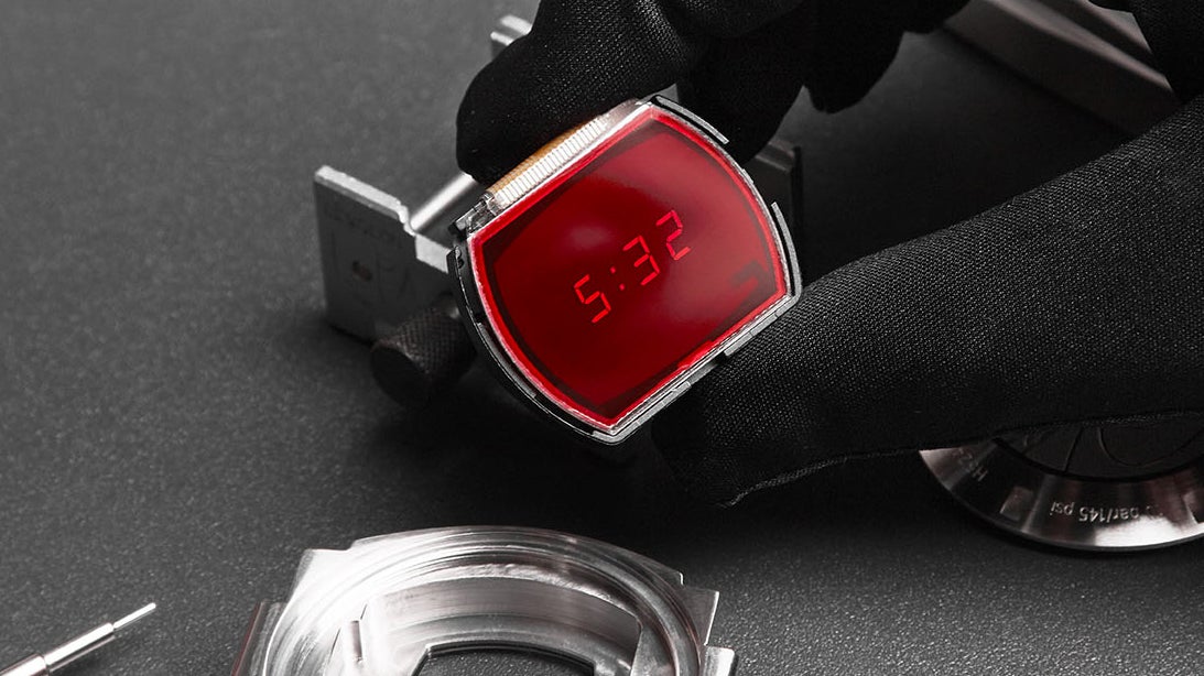 the-world-s-first-digital-watch-is-coming-back-for-675-gizmodo-uk