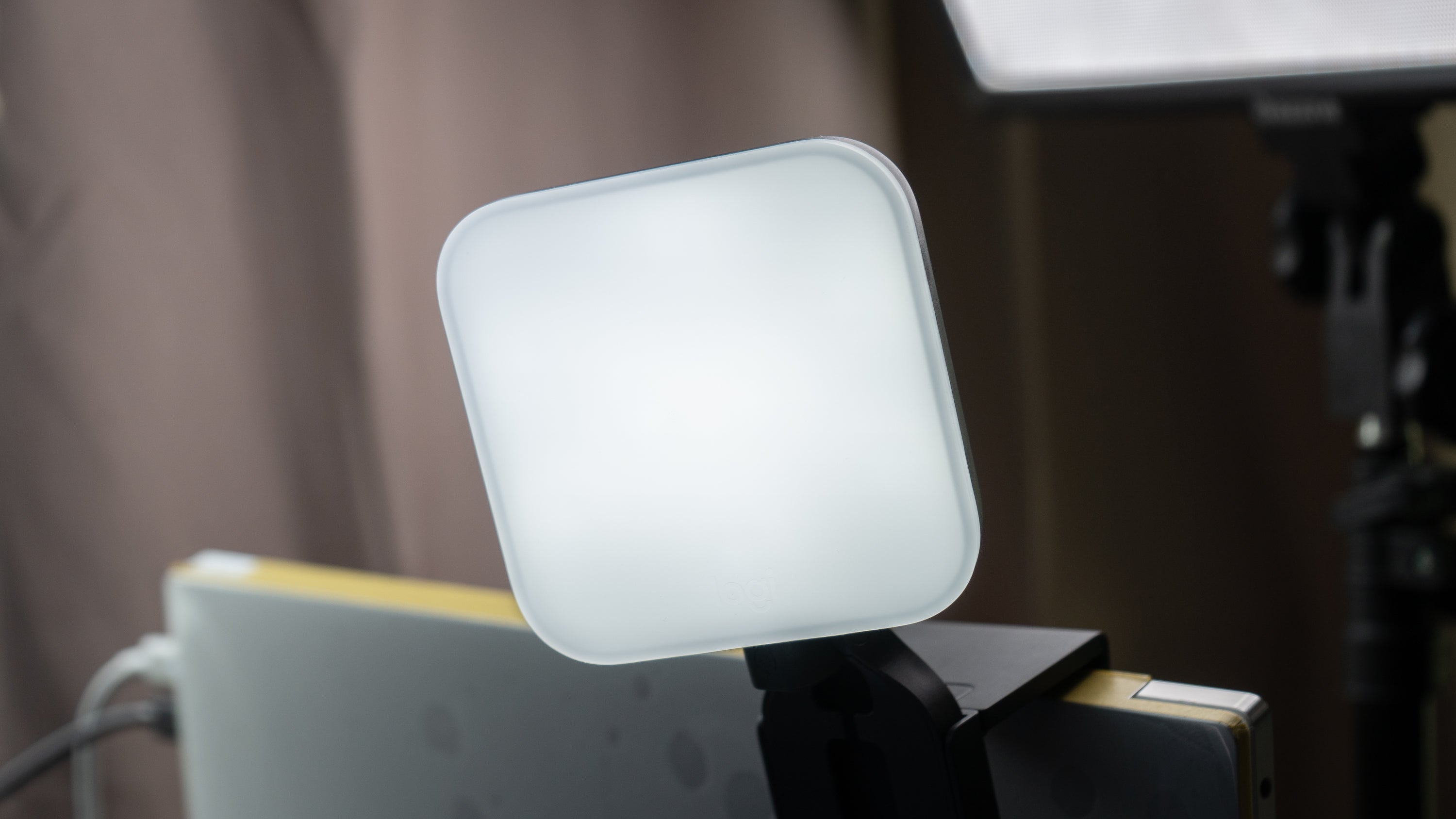 Logitech Litra Glow Hands-On: An Easy-to-Use Selfie Light