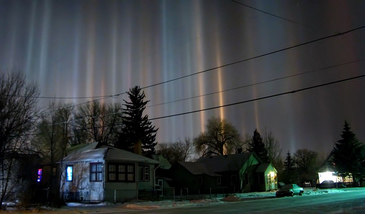 Pilares de luz, el espectacular fenómeno meteorológico que solo ocurre cuando hace mucho frío Hcjw98eobgehlhgcqnhl