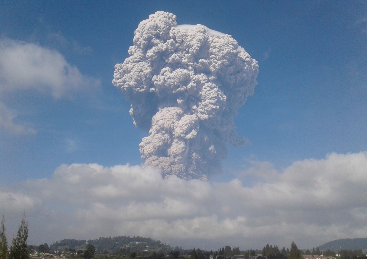 Indonesias Mount Sinabung Volcano Erupted Today And The Photos Are