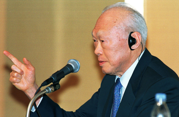 Singapore&#039;s Senior Minister Lee Kuan Yew makes a point as he speaks during a discussion with former Japanese prime minister Kiichi Miyazawa at a symposium on the &quot;Future of Asia&quot; in Tokyo June 5, 1998