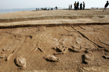 A general view of a peninsula which contains vehicles and horse bones from the Eastern Zhou dynasty (770 BC-221 BC) in Yunxian county, central China&#039;s Hubei province December 18, 2006. The peninsula will be submerged during the Middle Route of the South-to-North Water Diversion Project and archaeologists are trying to rescue it before submergence, local media reported. Picture taken December 18, 2006. CHINA OUT REUTERS/Stringer (CHINA) - RTR1KJTL