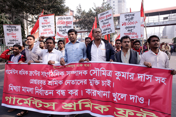 epa05686314 Workers and leaders of the Garments Sromik Front attend a rally protesting the arrests of their leaders and termination of workers from several factories following unrest in Dhaka, Bangladesh, 23 December 2016. At least 278 workers of two readymade garment factories were terminated for instigating labor unrest at Ashulia industrial belt on 21 and 22 December 2016, while the workers have been demonstrating and demanding increase of minimum wage to Euro 200 from Euro 66.25 since 11 December 2016. EPA/ABIR ABDULLAH
