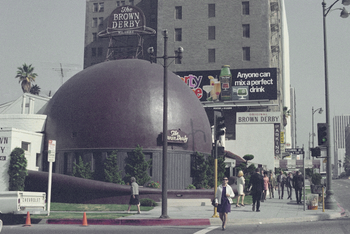 A restaurant in an eye-catching building, the Brown Derby, is shown in Los Angeles, Nov. 1970. (AP Photo/David F. Smith)