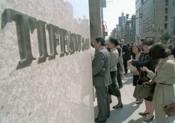 Guests to the pre-opening reception of the Tiffany &amp; Co., crowd at the entrance of the famed jewelry store at the Ginza shopping district in downtown Tokyo Tuesday, May 21, 1996. Tiffany &amp; Co. opens its new Tokyo store modeled after New York&#039;s head office on Wednesday. (AP Photo/Katsumi Kasahara)
