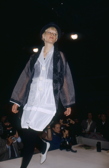 A fashion model wearing a ready-to-wear outfit and brimmed hat by Japanese fashion designer Rei Kawakubo for French fashion house Comme des Garcons. She is modeling the outfit during the Spring-Summer 1989 fashion show in Paris. (Photo by Pierre Vauthey/Sygma/Sygma via Getty Images)