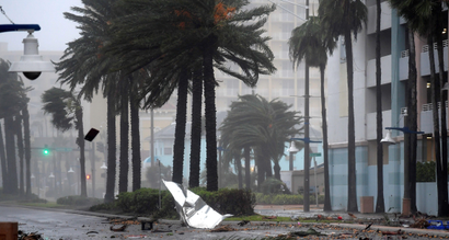 Debris flies through the air as the eye of Hurricane Matthew nears Daytona Beach, Florida, U.S. October 7, 2016. REUTERS/Phelan Ebenhack - RTSR7MV
