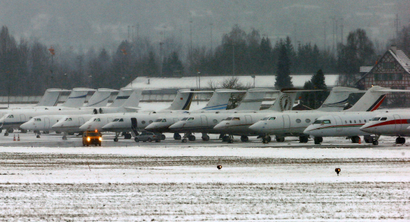 Passenger jets are parked at the Swiss Air Force base, which is used for arrivals and departures of participants of the the annual meeting of the World Economic Forum (WEF) in Davos, in Duebendorf, Switzerland January 18, 2017. REUTERS/Arnd Wiegmann - RTSW12R