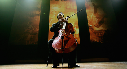 Cellist Yo-Yo Ma preforms during the Dan David Prize award ceremony in Tel Aviv's University, Israel Sunday, May 21 2006.Word renowned cellist Yo-Yo Ma received a prestigious and valuable prize on Sunday recognizing his "Silk Road Project" for its contribution to international cultural understanding. The Dan David Prize Ma won is worth $1 million. In his acceptance speech, he said he would share it with the musicians, board members and staff of the project. (AP Photo/Ariel Schalit)