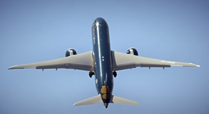 Boeing Dreamliner does an almost vertical ascent