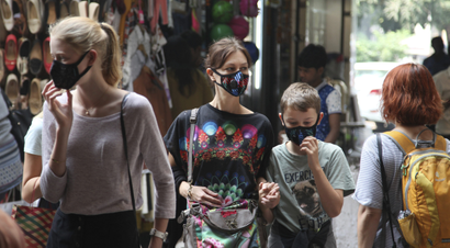 Foreigners in New Delhi wearing face masks against air pollution.