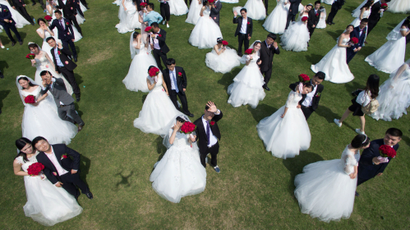 Newlywed couples attend a mass wedding ceremony in Hangzhou, Zhejiang province, China April 30, 2016. REUTERS/Stringer ATTENTION EDITORS - THIS PICTURE WAS PROVIDED BY A THIRD PARTY. EDITORIAL USE ONLY. CHINA OUT. NO COMMERCIAL OR EDITORIAL SALES IN CHINA.