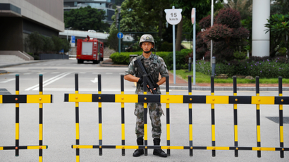A Chinese People's Liberation Army (PLA) soldier guards the entrance to the PLA Hong Kong Garrison headquarters in the Central Business District in Hong Kong, China, August 29, 2019. REUTERS/Anushree Fadnavis - RC1A28D50FF0