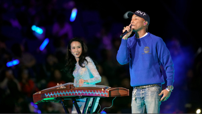 U.S. singer Pharrell Williams and Hong Kong singer Karen Mok perform during Alibaba Group's 11.11 Singles' Day global shopping festival in Shanghai, China, November 10, 2017.