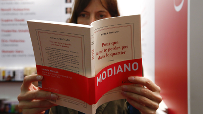 A woman reads Patrick Modiano