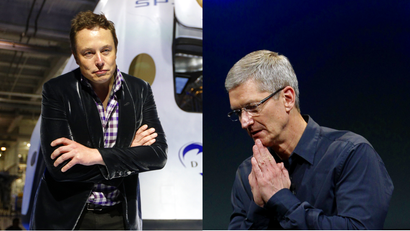 Tesla CEO Elon Musk (L) and Apple CEO Tim Cook (R)
