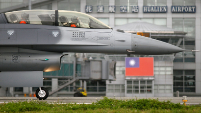 A Taiwan Air Force F-16 fighter jet taxies into position during a demonstration at Hualien airbase, eastern Taiwan January 23, 2013.