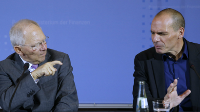 Greek Finance Minister Yanis Varoufakis and German Finance Minister Wolfgang Schaeuble (L) address a news conference following talks at the finance ministry in Berlin February 5, 2015.