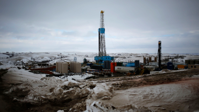 An oil derrick is seen at a fracking site for extracting oil outside of Williston, North Dakota March 11, 2013. An oil derrick is a complex set of machines specifically designed for optimum efficiency, safety and low cost. REUTERS/Shannon Stapleton (UNITED STATES - Tags: ENERGY ENVIRONMENT BUSINESS COMMODITIES) - RTR3EV3N
